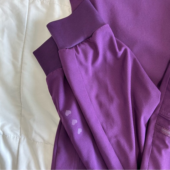 Heart soul scrub top and jogger set PETITE - Picture 6 of 7